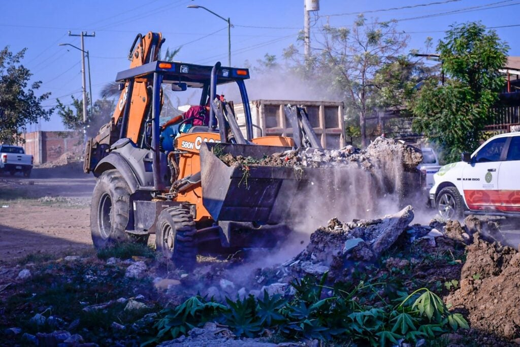 Limpieza de baldíos y calles en Mazatlán