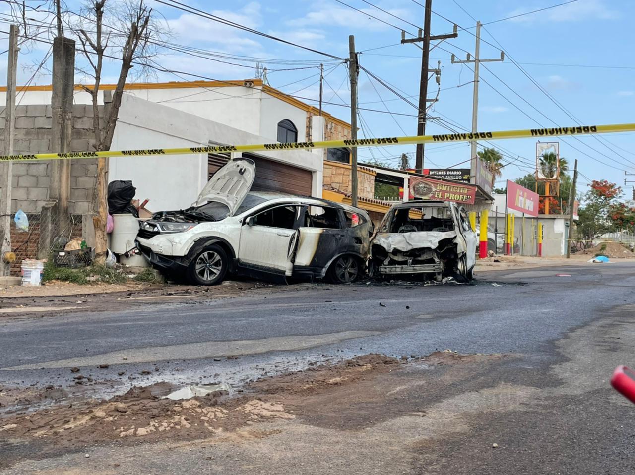 Líneas amarillas delimitan área de accidente donde dos vehículos resultaron calcinados tras uno de ellos atropellara a una joven mujer en Culiacán