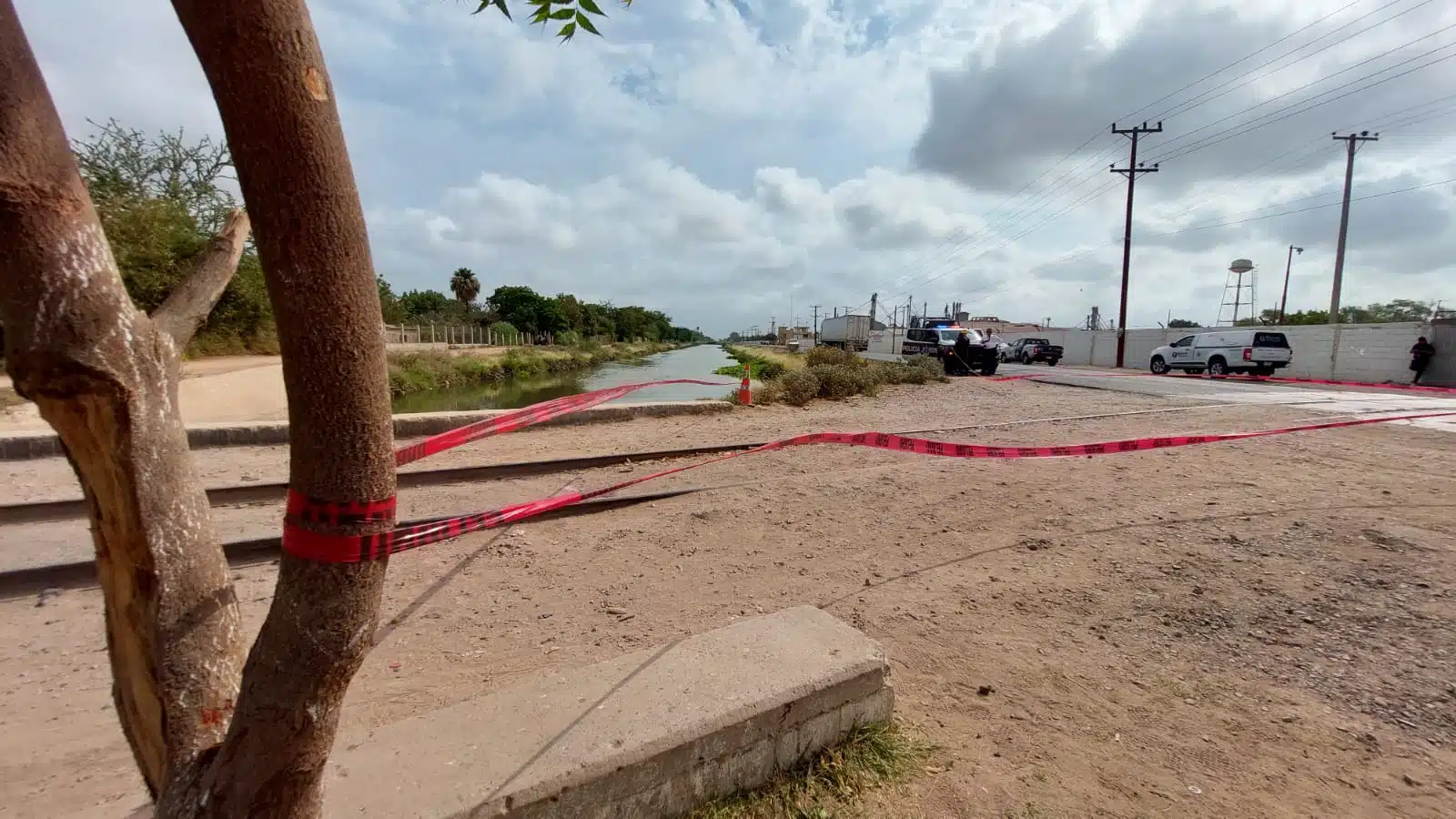 Líneas rojas acordonan y delimitan el lugar del hallazgo de un cuerpo sin vida en aguas del canal Lateral 18 en Ahome