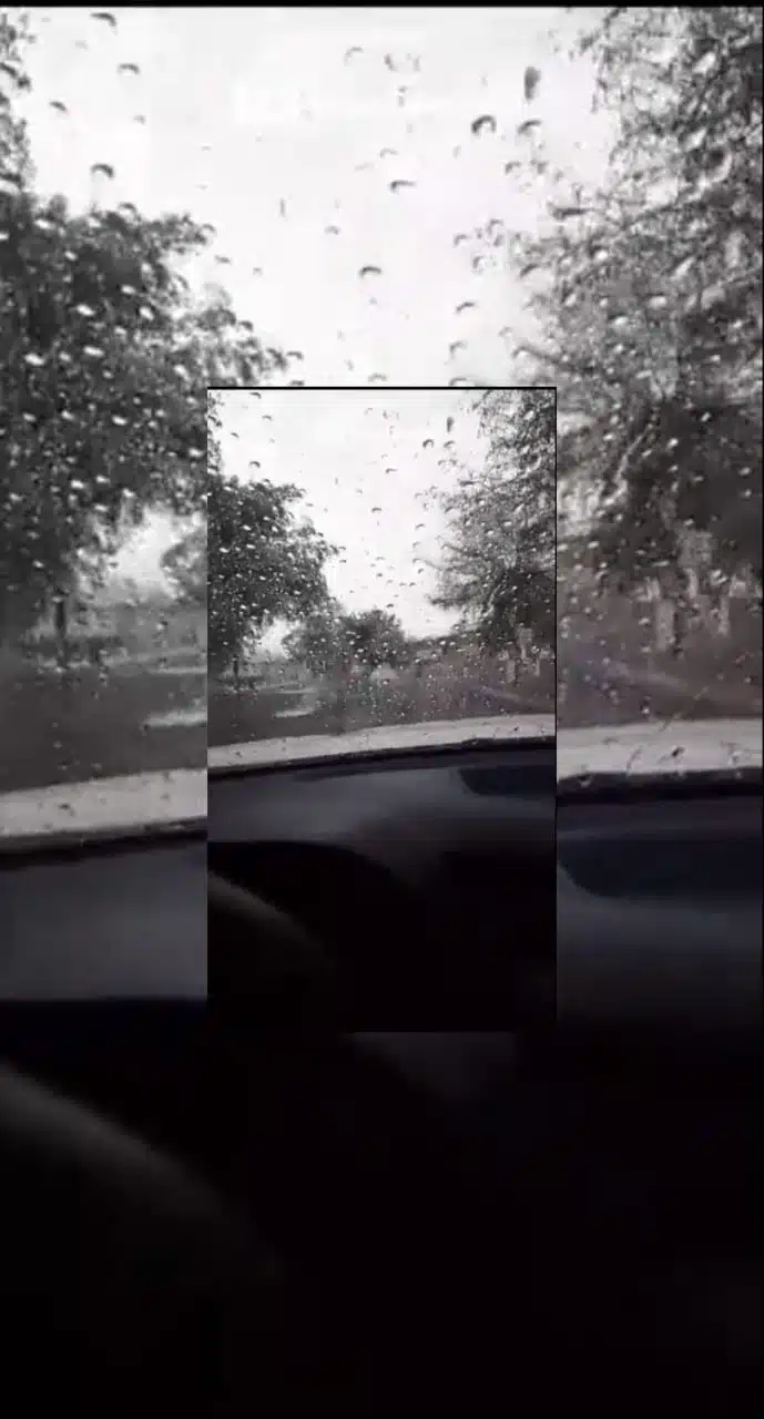 Gotas de lluvia en el parabrisas de un automóvil en movimiento