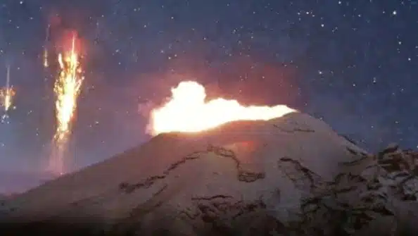 Luces en el Popocatépetl