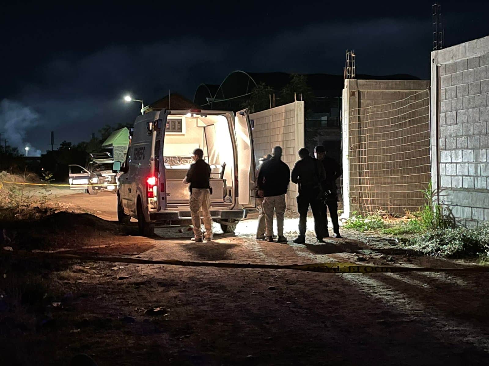 Lugar del hallazgo de un hombre sin vida presuntamente asesinado hasta donde arriban policías y peritos de la Fiscalía así como el Servicio Médico Forense