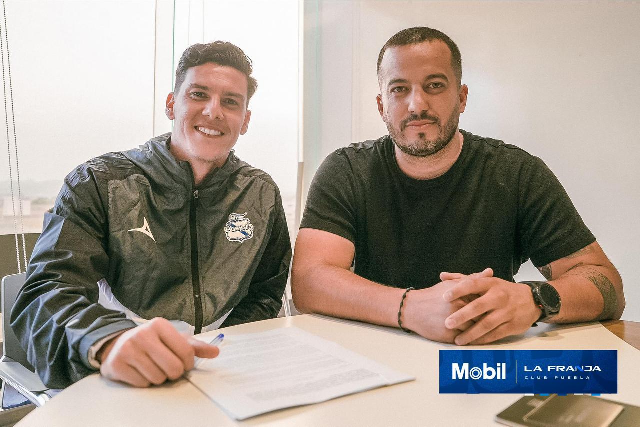 El futbolista Luis Arcadio García con un representante del Puebla rumbo al apertura 2023