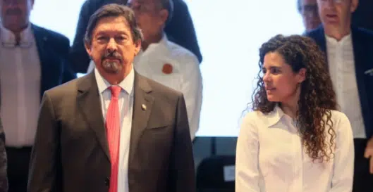 Luisa María Alcalde y el senador Napoleón Gómez Urrutia