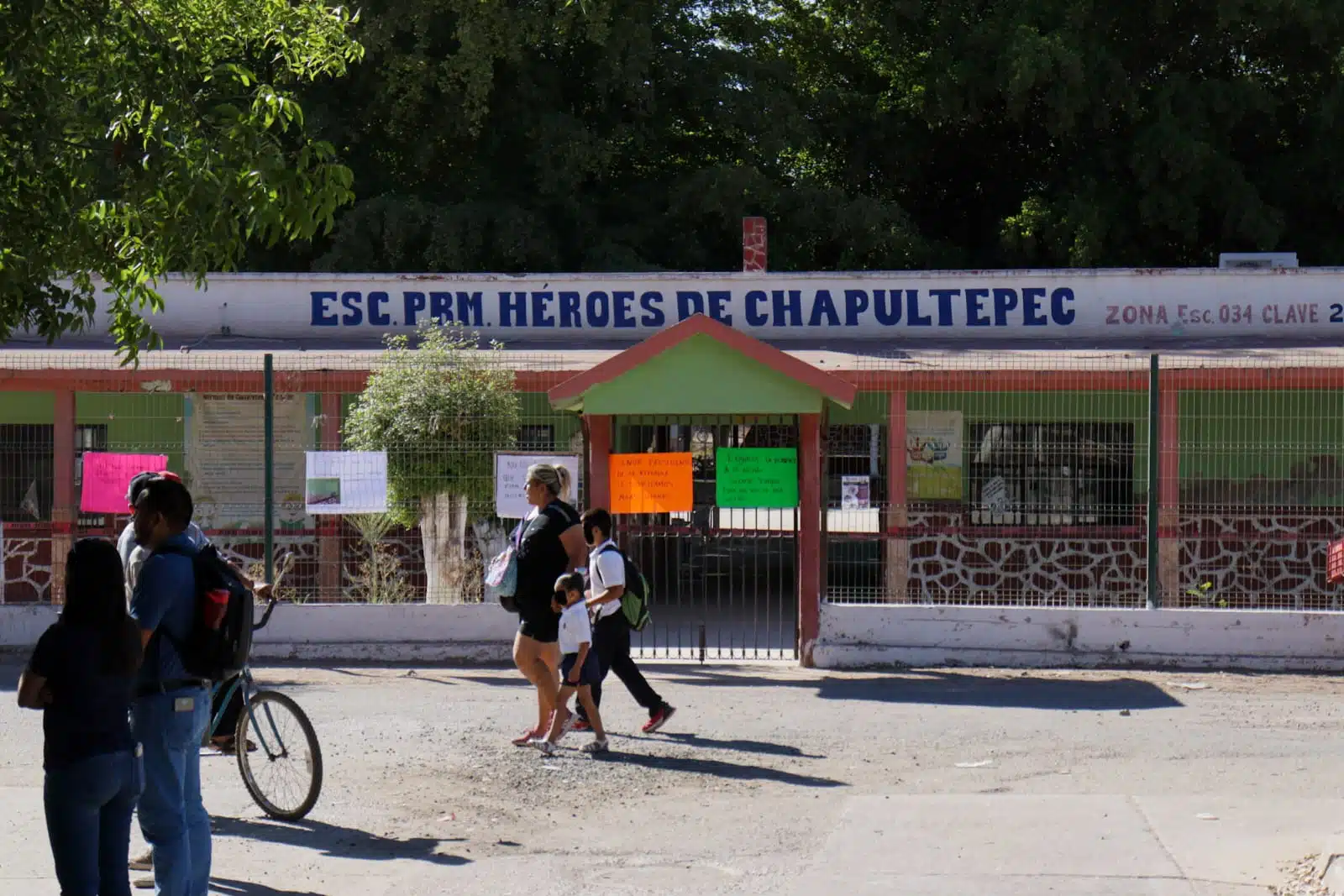 Toma de primaria Heroes de Chapultepec en el 5 de Mayo.