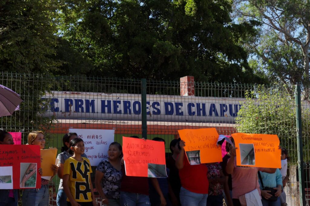 Toma de primaria Heroes de Chapultepec en el 5 de Mayo.