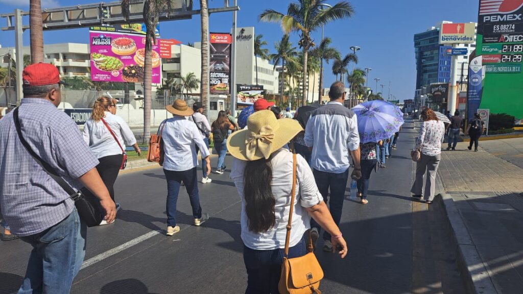 Manifestantes recorren la avenida Camarón Sábalo en Mazatlán para demandar un alto a la corrupción