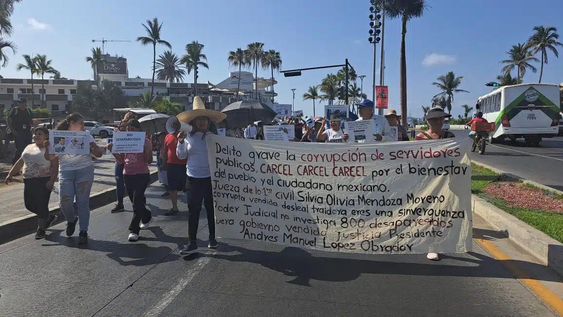 Manifestantes marchas por calles de Mazatlán bajo los intensos rayos del sol exigiendo un alto a la impunidad y la corrupción