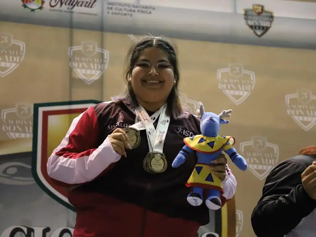 Marisol Blanco Luna halterista de Culiacán Sinaloa luce sus medallas de oro en el podio del primer lugar de levantamiento de pesas en los Juegos Nacionales Conade 2023 celebrados en Nayarit