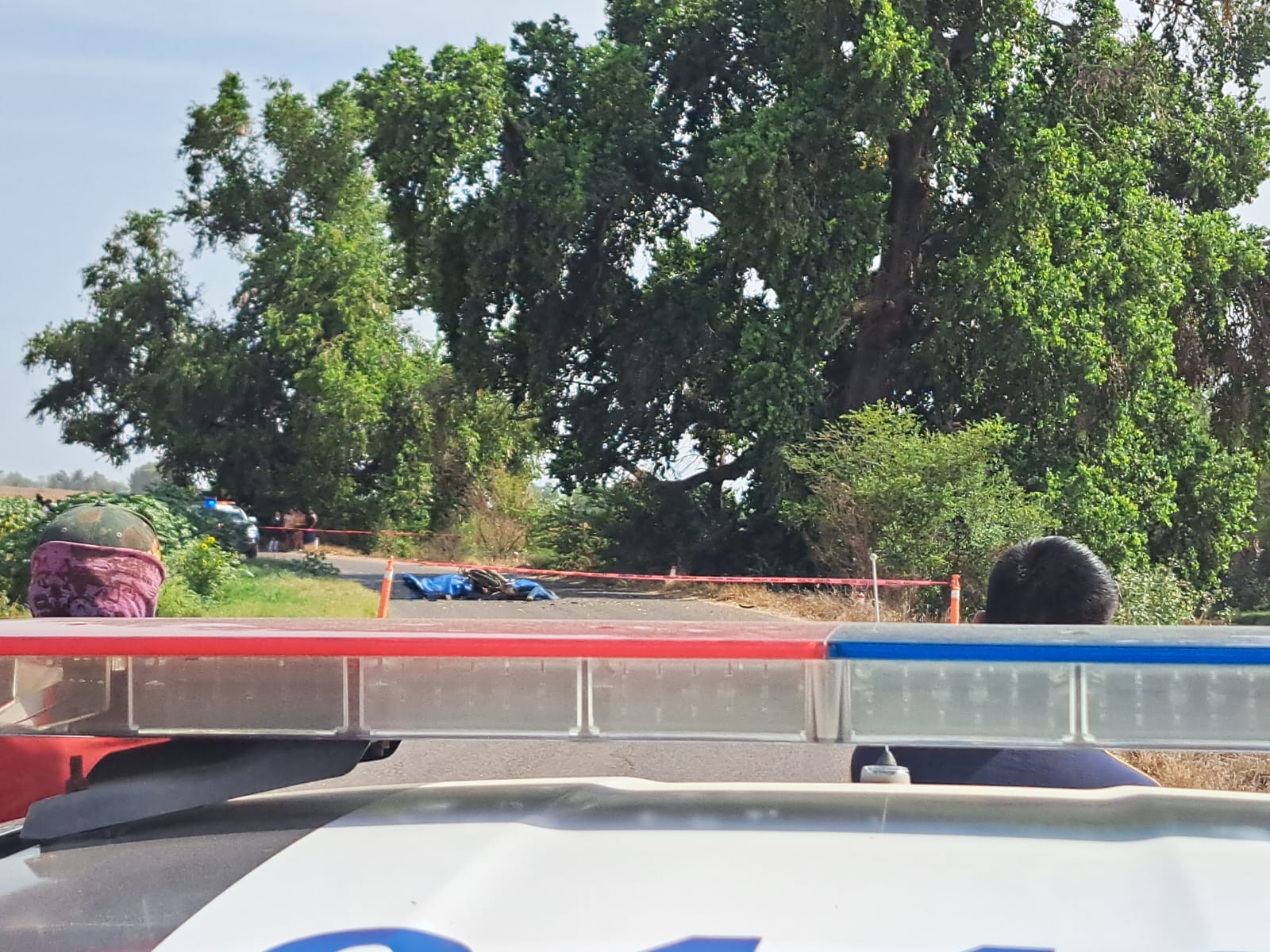 El adolescente fue impactado por el adulto que invadió el carril contrario y quien también perdió la vida en el accidente .