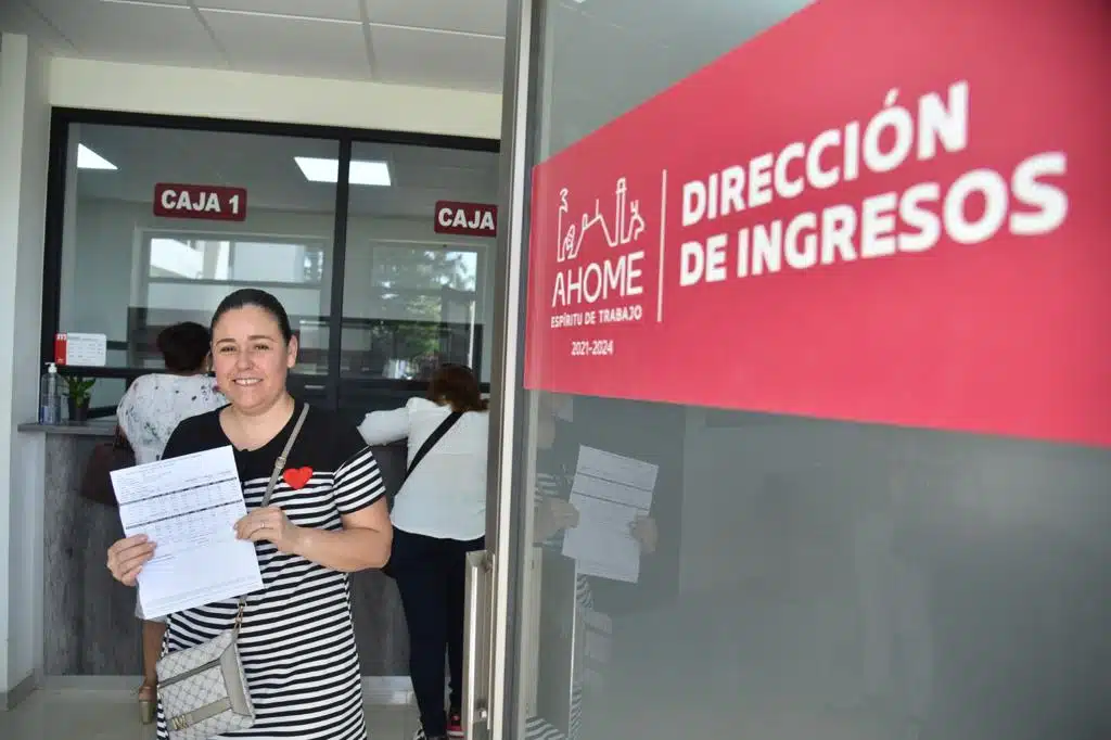 Mujer contribuyente paga el impuesto predial urbano en las oficinas de la Dirección de Ingresos de Ahome