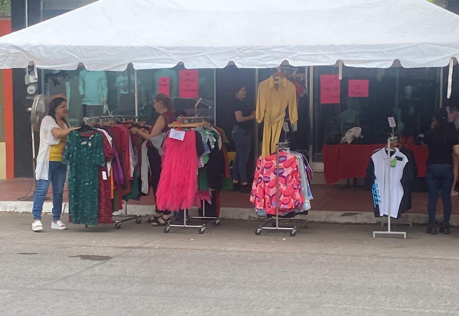 Mujeres trabajando en comercio del Centro de Guasave