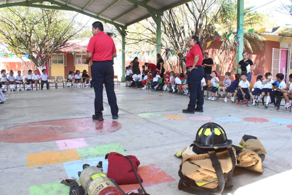 Elementos de Seguridad Pública, PC y Bomberos Mazatlán visitaron el Jardín de Niños Antonio Martínez Atayde