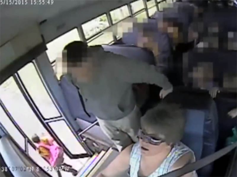 Una niña sufrió un brutal accidente al quedar atrapada en las puertas de un autobús escolar