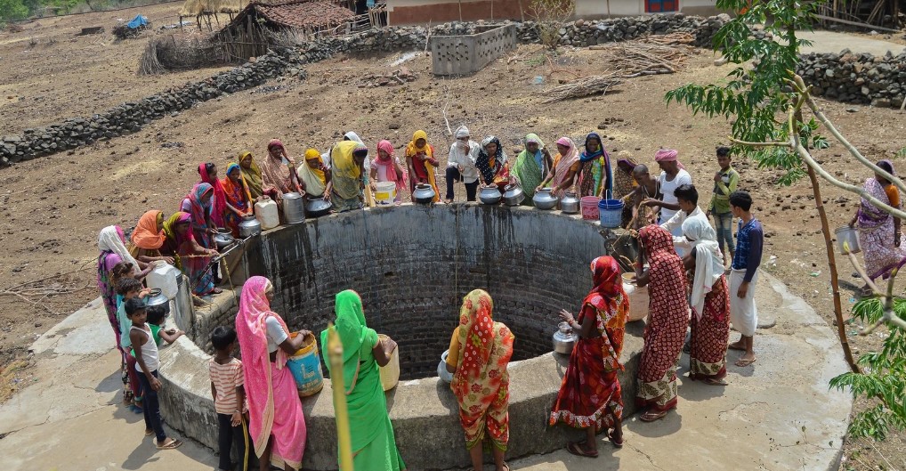 Niña queda atrapada en pozo de India