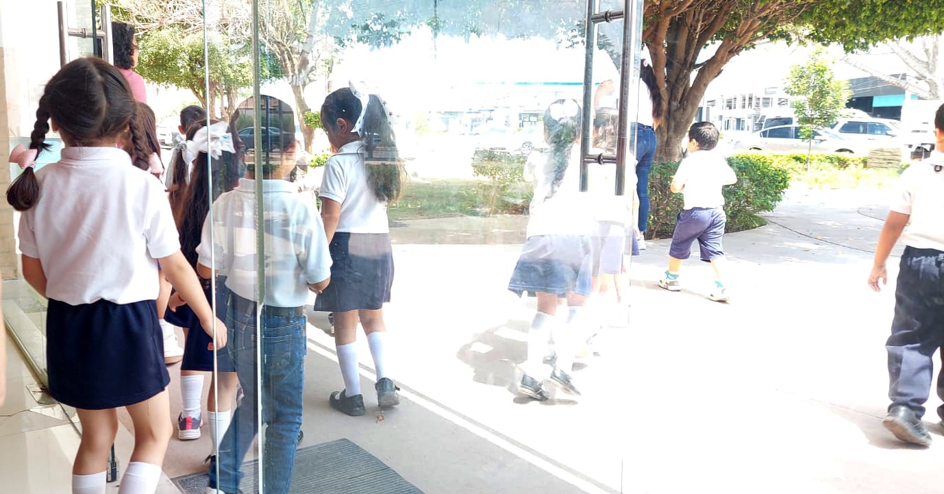 Niños de preescolar salen de edificio