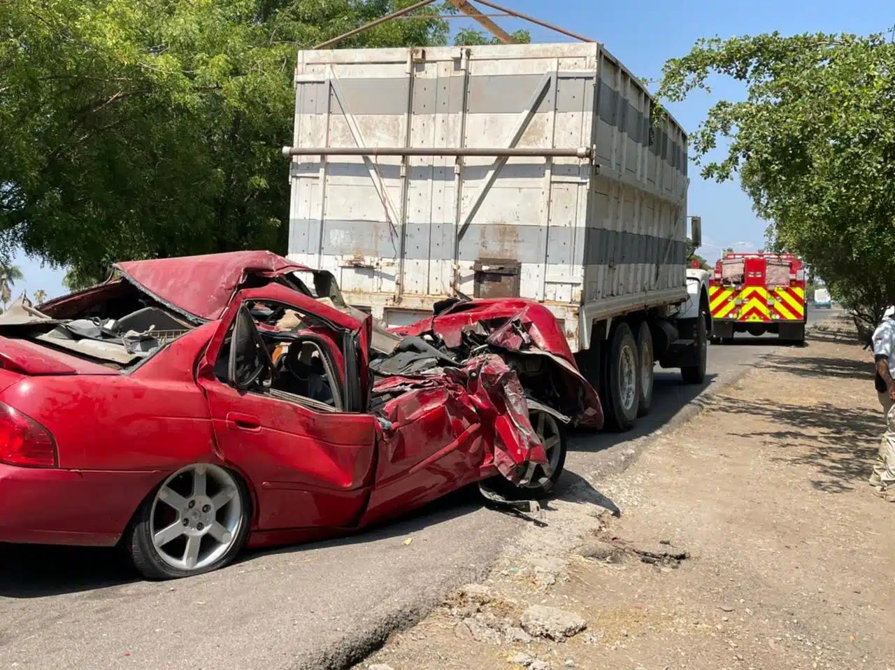 Nissan Sentra rojo choca por alcance un camión tipo torton en Navolato