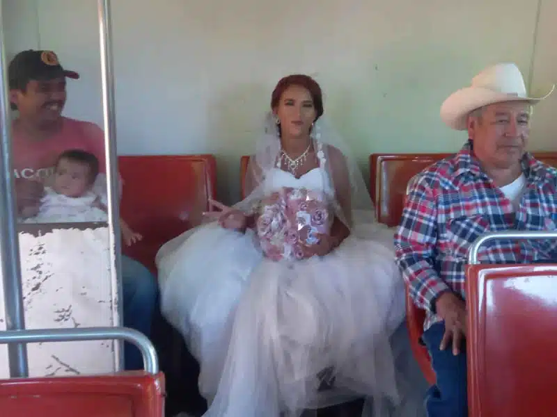 Novia se hace viral por viajar en autobús en Sonora
