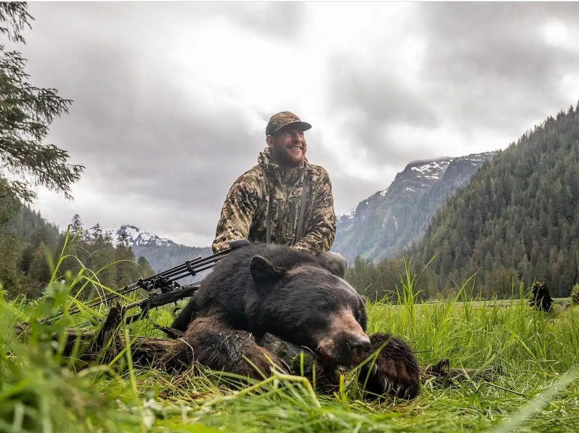 Carson Wentz PRESUME EN REDES que cazó a un oso negro en Alaska