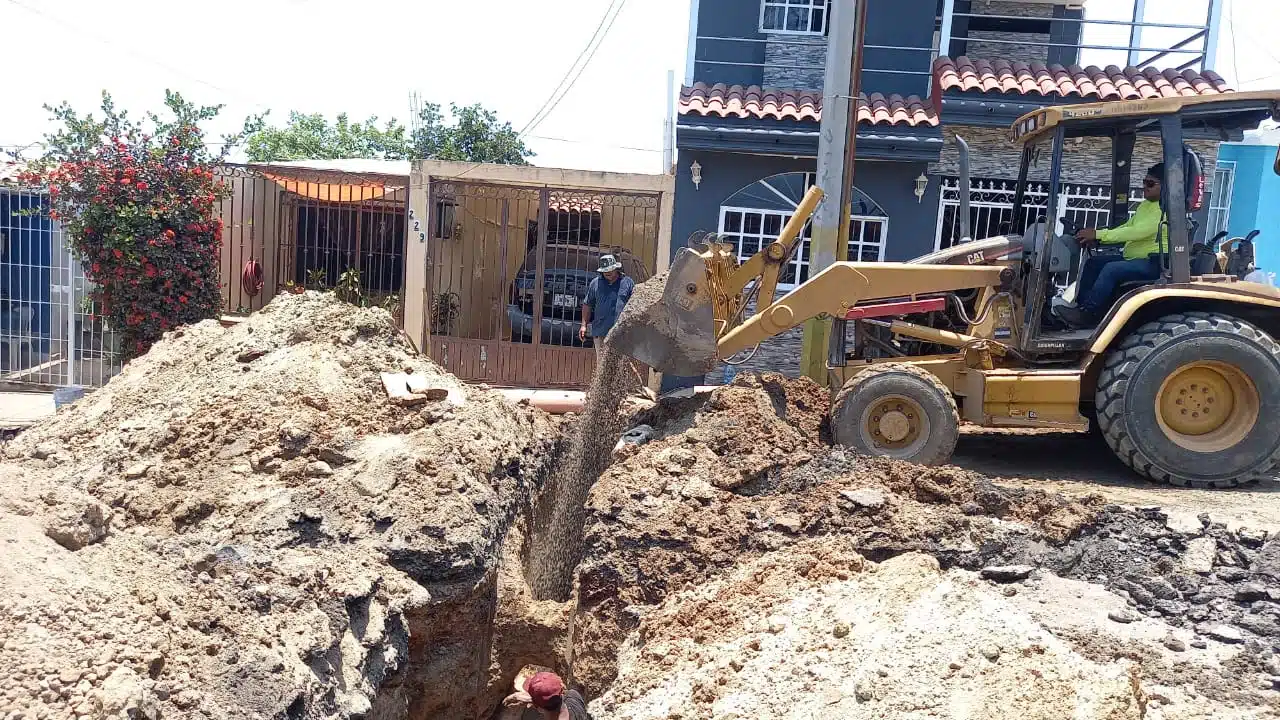 Retroexcavadora durante obras en fraccionamiento San Jorge en Mazatlán