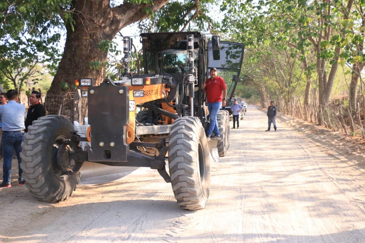 Inician rehabilitación de caminos vecinales en Mazatlán