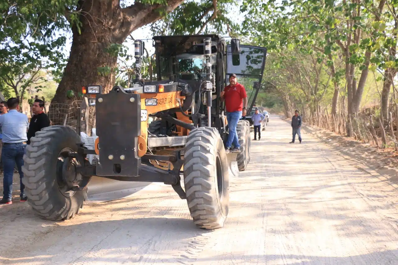 Inician rehabilitación de caminos vecinales en Mazatlán