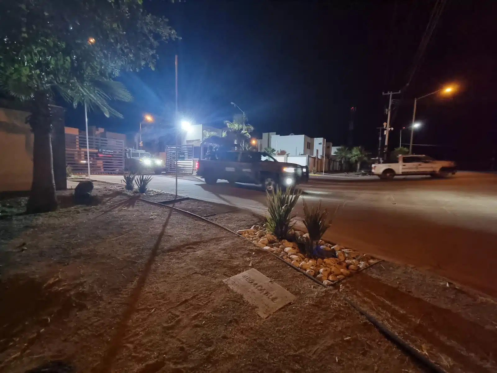 Operativo de fuerzas federanes de noche en residencial privada al oriente de Culiacán