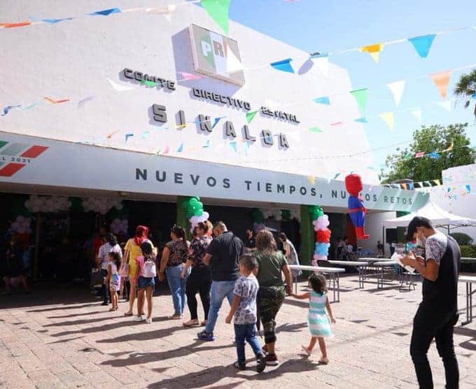 Gente entrando a las instalaciones del PRI en Culiacán Sinaloa