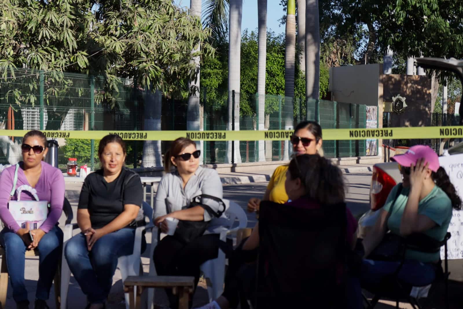 Padres de familia en plantón afuera de la secundaria técnica 16 del ejido9 de Diciembre