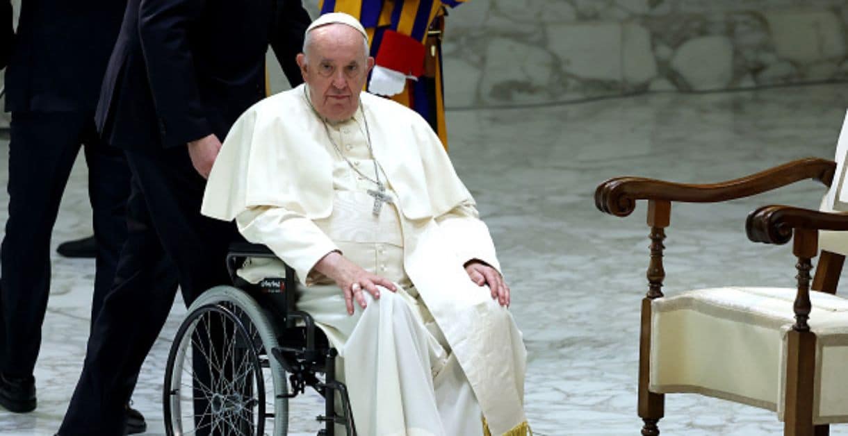 Papa francisco en silla de ruedas