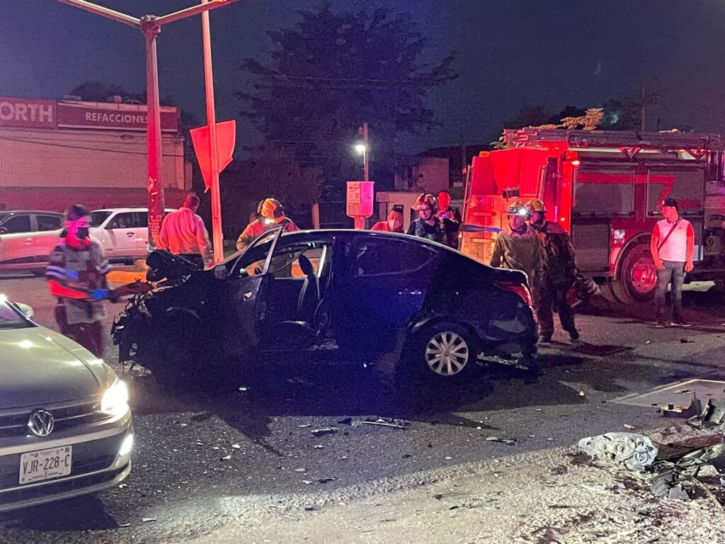 Paramédico de Cruz Roja y elementos de Bomberos Culiacán resguardan el lugar del accidente registrado este domingo en Culiacán