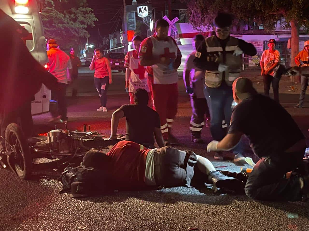 Paramédicos de Cruz Roja atienden a persona que sufrió accidente en Culiacán