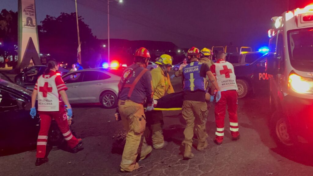 Paramédicos y bomberos trasladan a los lesionados tras el accidente entre dos vehículos en Culiacán