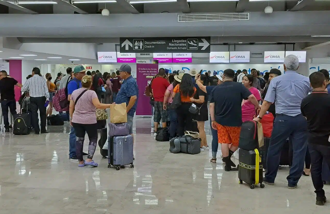 Pasajeros al interior del Aeropuerto Internacional de Culiacán durante bloqueo de productores
