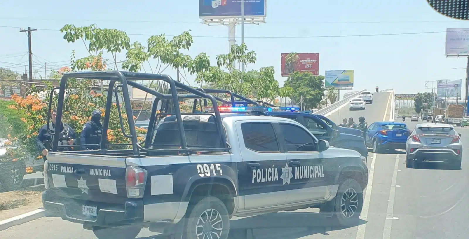 Patrulla de la Policía Municipal Patrullas de la Policía Estatal Preventiva PEP en bloqueo del puente al acceso del Aeropuerto Internacional de Culiacán