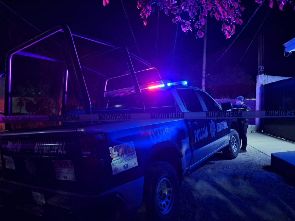 Patrulla de la Policía Municipal de noche en lugar acordonado con línea amarilla tras hallazgo de persona asesinada a balazos