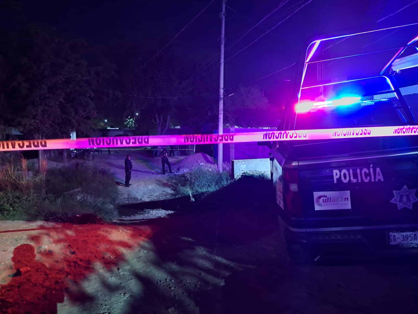 Patrulla de la Policía Municipal de noche en lugar acordonado con línea amarilla tras hallazgo de persona asesinada a balazos