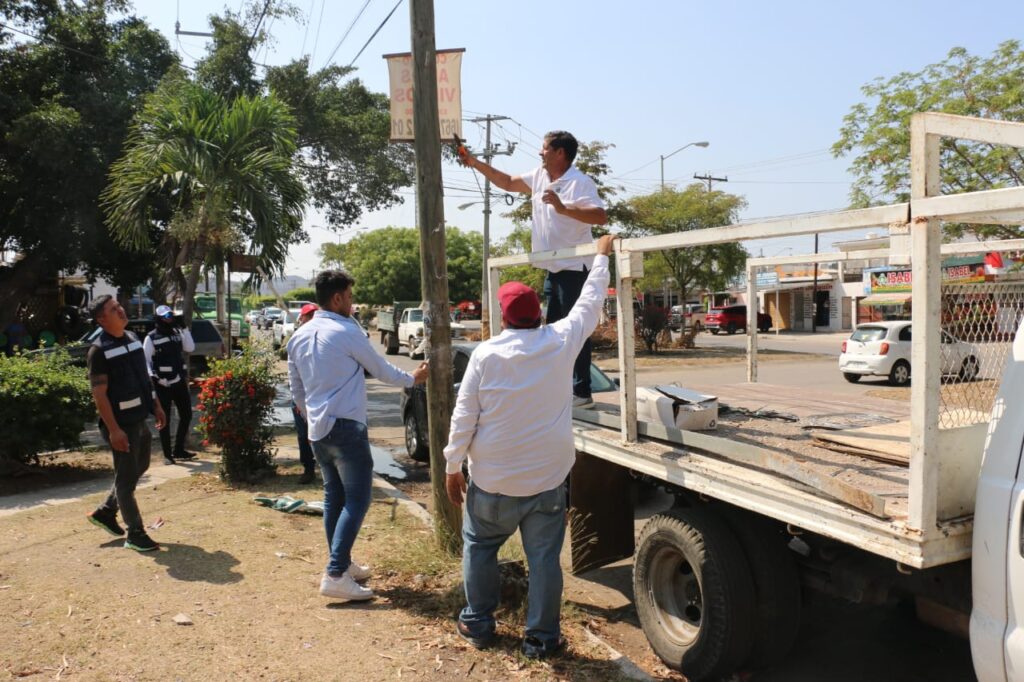 Pendones publicitarios en la vía pública de Mazatlán fueron retirados.