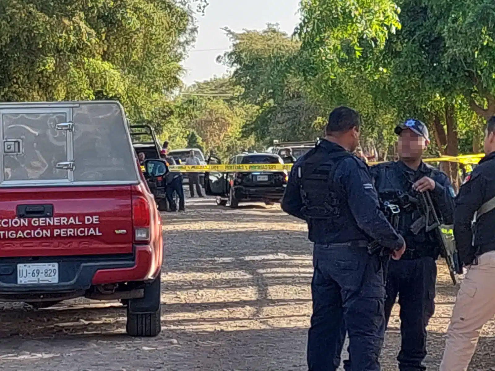Policías estatales resguardan la casa donde fue asesinada una joven odontóloga en Ranchito de los Inzunza en Guasave