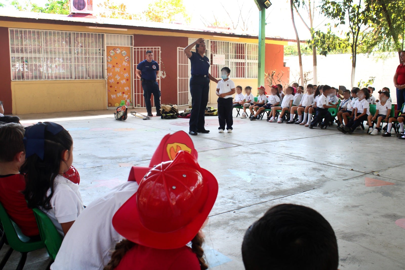 Policías municipales de Mazatlán en el kínder de la colonia Francisco Villa