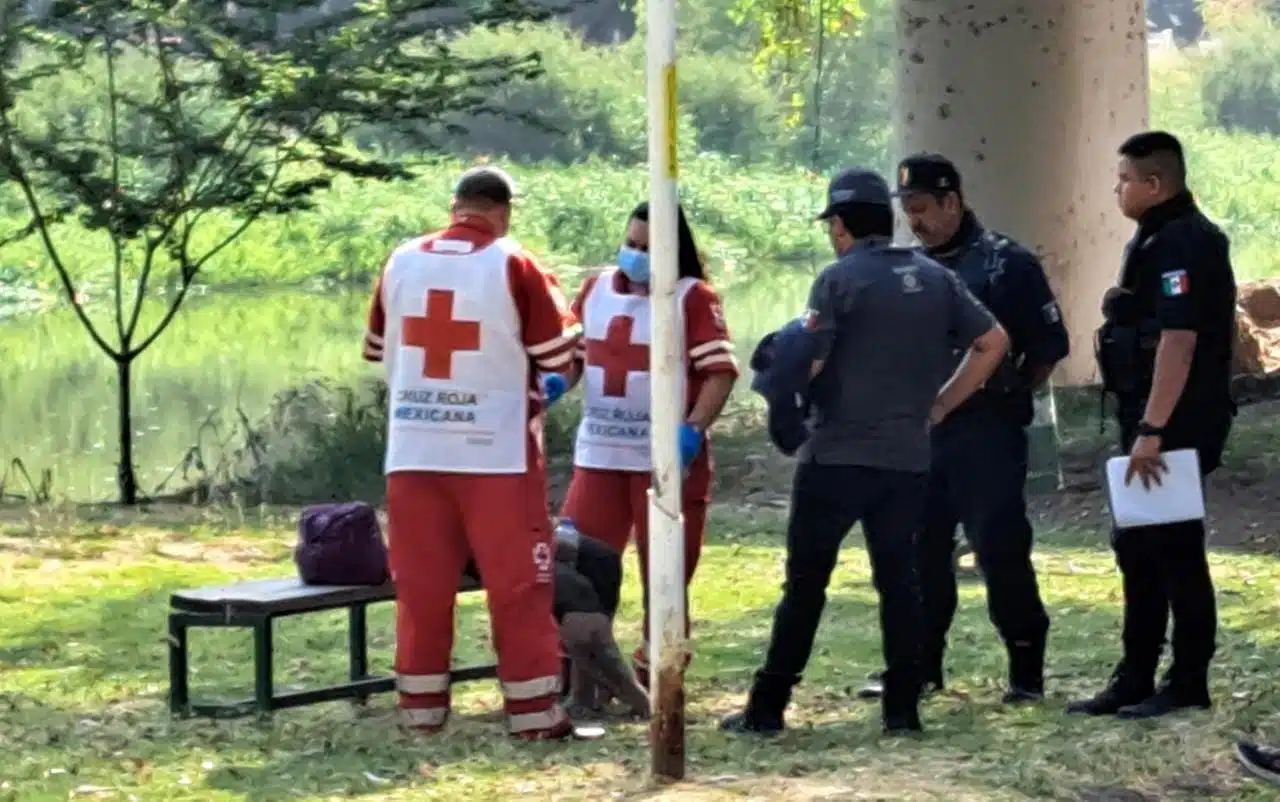 Policías municipales y paramédicos de Cruz Roja en Culiacan