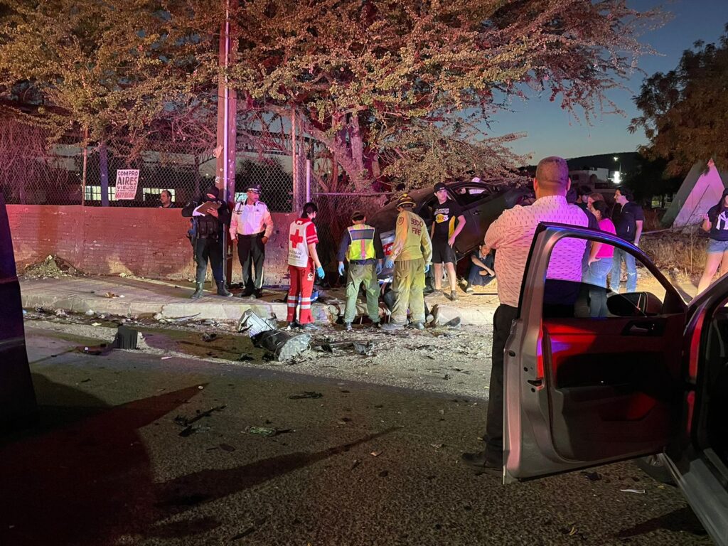 Policía, tránsito, paramédico y bombero en el lugar del accidente entre dos autos esta madrugada en Culiacán