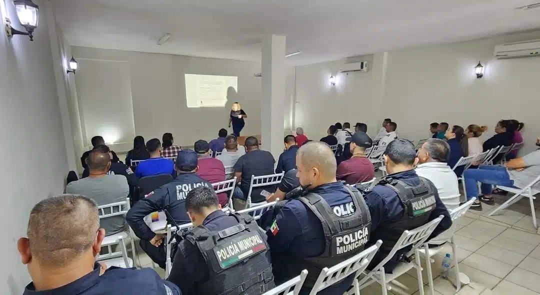 Agentes de la Policía Municipal de Elota se reúnen para capacitarse sobre atención a mujeres y niñas en riesgo