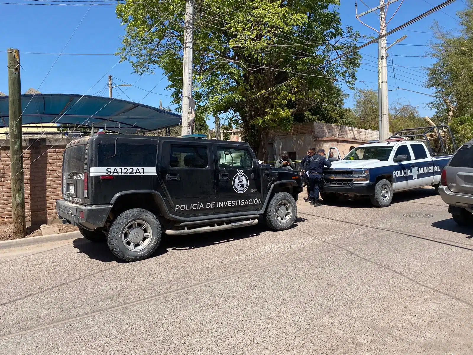 Policías municipales e investigadores en la escena donde fue hallado sin vida un hombre de El Fuerte