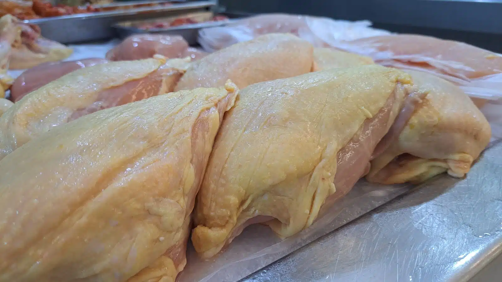 El pollo entero que aumentó de 60 a 70 pesos el kilogramo