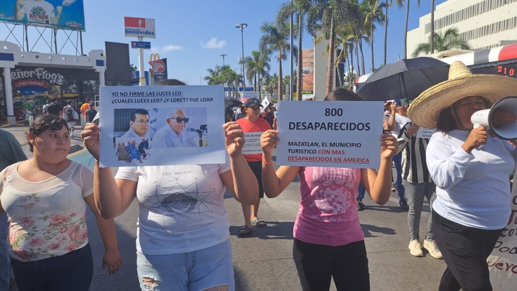 Por las luces led y los desaparecidos también se manifiestan ciudadanos por las calles de Mazatlán