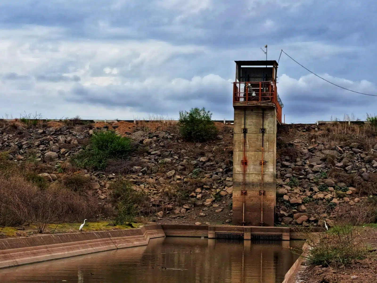 Agua y una parte de las compuertas de la presa de Guamúchil