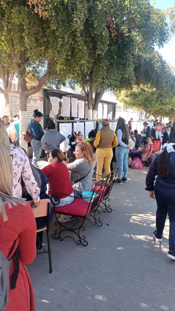 Escuela de Los Mochis trabaja bajo protesta