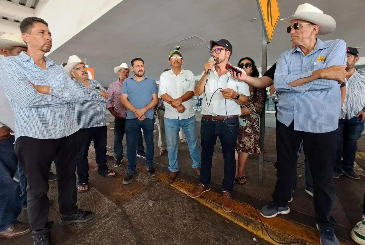 Productores Agricolas en el Aeropuerto de Culiacán