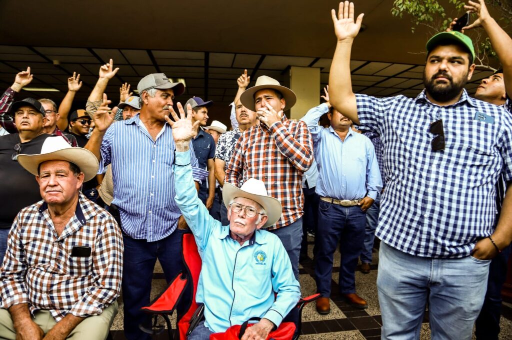 Grupo de productores en manifestación en Culiacán